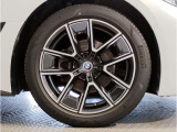 【BMWアロイホイル】軽量かつ強度に拘ったアロイホイル。走行性能ポテンシャルを引き出す設計。車の足元を引き締めてくれる大きなポイントはアロイホイルです。