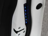セーフティイルミネーションが付いています。乗降時、後方からくる車やバイクへの注意喚起に役立ちます。