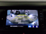 バックカメラの画像です。ガイドラインがスムースな車庫入れをサポートいたします。車庫入れの安心感がアップしますね。