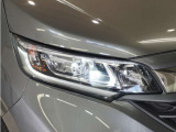 【LEDヘッドライト】省電力で、明るく遠くまで照らし、夜道や雨天などの走行の際、安心感を高めます。オートライト機構で周囲の明るさを感知し、自動で点灯、消灯します。