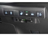 機能性溢れる運転席まわり。使いやすいスイッチ類の配置で運転中のストレスを軽減し楽しくドライブできますよ。