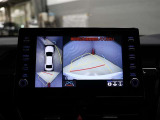 パノラミックビューモニター付きです。車両を上から見たような映像をディスプレイオーディオ画面に表示。運転席からの目視だけでは見にくい、車両周辺の状況をリアルタイムでしっかり確認できます。