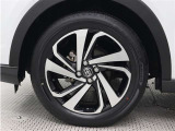 195/60R17タイヤ&17&times;6Jアルミホイール(切削光輝+ブラック塗装)を装着しています。