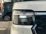 LEDヘッドライトを装備。大光量で夜道や雨の日の安心感を高めます。周囲の明るさに応じて自動点灯・消灯/ライトの消し忘れも防げるオートライトコントロール付です。