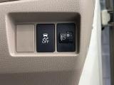 【横滑り防止装置】車両の横滑りを感知すると、自動的に車両の進行方向を保つように車両を制御します。雨の日など滑りやすい路面状況でも安全な運転が可能です。