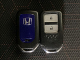 スマートキーを装備しています。鍵を差し込むことなくドアロックの開け閉めと、スタートボタン操作でのエンジンスタートができます。スペアキーも同じものを用意しております。