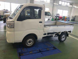 納車前にはプロのメカニックが点検、整備を行いますので安心してお乗り頂けます。