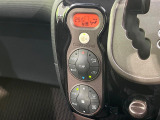 【オートエアコン】一度お好みの温度に設定すれば、車内の温度を検知し風量や温度を自動で調整。暑い&hellip;寒い&hellip;と何度もスイッチ操作をする必要はありません。快適な車内空間には必須の機能ですね♪