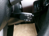 クルーズコントロール付き車です。速度を設定するとアクセルを踏まなくても一定の速度で走ることができ、高速道路での長距離運転で疲れが激減する便利な機能です。
