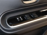 《パワーウインドウスイッチ》車の基本装備のひとつのパワーウインドウです。オート機能もあって、押し方の強弱で調整も出来ます。