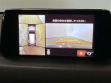 【パノラミックビューモニター】映像で、見づらい車両周辺の確認をアシスト。クルマを真上から見ているような映像を表示。 運転席から確認しにくい車両周囲の状況を把握。