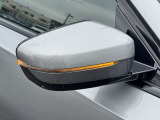 追い越し車線上を急接近してくる車両を認識してミラー内側に組み込まれたインジケータを点滅させドライバーに警告します。注意喚起に気づかず、ドライバーがそのまま車線を越えた場合には車線維持をサポートします。