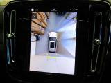 360&deg;カメラが駐車場での運転操作をサポートします。