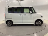 HONDA独自のセンターレイアウト燃料タンクで、見た目以上に室内は広々です。タイヤが四隅に配置されているので、車内が広くなっています。
