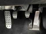 【アクセル/ブレーキペダル】マツダでは、下に支点があるオルガン式アクセルペダルを採用し、足首とペダルの動きが一致したスムーズな操作を実現しています。