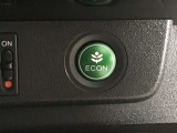 ★ECONスイッチ★ エコドライブを加速しよう!スイッチをONにすると、運転の仕方によるロスを抑え込み燃費をよくするようクルマが頑張ります(*^ー^*)燃費向上にチャレンジ♪