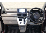 操作性に優れた運転席となります!小物入れや各ボタンの配置にこだわり、使いやすいです!座り心地もよく視認性も良好なのでロングドライブもお任せ下さい!
