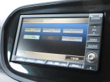 ナビゲーションは純正HDDナビを装着しております。AM、FM、CD、DVD再生、音楽録音再生をご使用いただけます。初めて訪れた場所でも安心ですね!