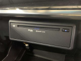 助手席グローブ内にCD/DVDプレイヤー搭載