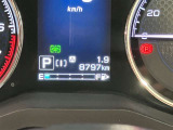 視認性に優れたメーターを採用しており、走行中でも車速や情報が分かりやすく表示されます。運転時の視線移動をむりのない範囲に抑え、快適で安心感のあるドライブをサポートします。
