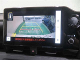 車両後方の映像を映すバックモニター。進路を確認しながら安全に車庫入れできます。