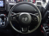 ハンドル左側にはオーディオ操作が出来るオーディオリモートコントロールスイッチ、右側にはHonda SENSINGとオートクルーズコントロールのスイッチを装備!