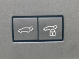 【パワーバックドア】スマートキーや運転席のボタンを押すだけでリアゲートが自動で開閉します!荷物を持っている時や、高い位置にあるバックドアを閉める際に便利な機能です♪