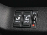 ◆両側電動スライドドア◆狭い駐車場でも乗り降りが楽々♪お子様が隣の車にドアを当ててしまう心配もございません!小さなお子様連れの方もこれで安心。