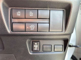 運転席スイッチ類。ここでスライドドアの開閉ができます。