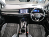 シンプルなデザインと一目でわかるスイッチの配置はPeoples Car=みんなの車という考えの現れです。各スイッチにはバックライトもついており、夜間でも安全に操作して頂けます。