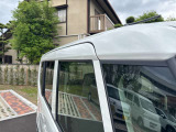 見落としがちな屋根もチェック。色ムラ・小キズ・へこみの有無や装備(ルーフレール等)も確認可能。