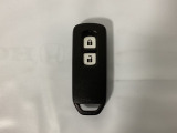 スマートキーを装備しています。鍵を差し込むことなくドアロックの開け閉めと、スタートボタン操作でのエンジンスタートができます。