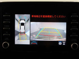 パノラミックビューモニター付きです。車両を上から見たような映像をモニター画面に表示。運転席からの目視では見にくい、車両周辺の状況をリアルタイムでしっかり確認できます。