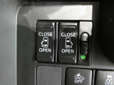 電動スライドドアのスイッチで車内からもスライドドアの開閉ができます。イージークローザー機能で半ドアになることも防止してくれます。