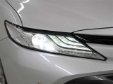 Bi‐Beam LEDヘッドランプは、3層に重なったLEDクリアランスランプで、横方向への広がりと奥行きのある高い質感を表現しています。