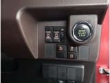 お車のキーはスマートキーです。キーを身につけた状態で車に近づき、ドアロックの解錠や施錠操作が出来ます。雨の日など両手がふさがっている時など、とっても便利ですね。