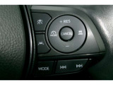 ステアリングスイッチ付き。前方から目を離すことなく、オーディオの選局や運転支援系の操作ができます。