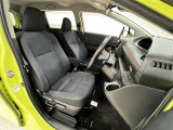 運転席はひじ掛け付!長時間の運転の際に重宝しそうです!シート位置が高めで乗り降りしやすい!