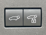 【パワーバックドア】スマートキーや運転席のボタンを押すだけでリアゲートが自動で開閉します!荷物を持っている時や、高い位置にあるバックドアを閉める際に便利な機能です♪