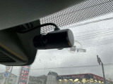最近では付いてる車も多くなってきました。中古車ではまだまだ付いていればラッキーなドライブレコーダーです♪