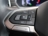 ◆クルーズコントロールにレーダーセンサーを組み合わせ、先行車を測定し設定されたスピードを上限に自動で加減速を行います。一定の車間距離を維持することで、長距離走行でのドライバーの疲労を低減させます。