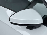 ●アウディサイドアシスト『後方の死角を並走する車両を検知しドアミラーの内側のLEDが点灯。ドライバーに注意を促し事故を未然に防ぐシステムです。』