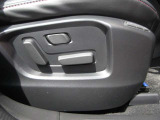 運転席シートは前後スライド・上下リフター・リクライニング・ランバーサポートを細かく調整し、人馬一体感を具現化する事ができる電動シートを装備。またお二人までシートメモリーすることができます。