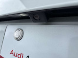 ●リアビューカメラ『入車経路を算出し、ガイドラインと補助線をディスプレイに表示します。同時にバンパーに内蔵のセンサーが障害物を感知し音で注意を促します。後方の死角も安心していただけます。』