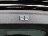 オートマチックテールゲート付き。アドバンストキーのボタンの長押し、運転席のドアのスイッチで開閉できます。
