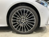 雨天でもゆっくりとお車をご覧いただけます。