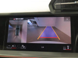 精細なサラウンドビューカメラで車両の周囲を確認できます