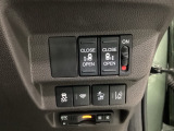 【両側パワースライドドア】です。リモコンや運転席のスイッチ操作で楽々自動開閉。