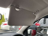 日差しを遮るためのもので、自動車のフロントガラス上部に取り付けらています。