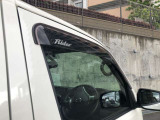 小雨をしのげるサイドバイザーはRiderロゴ入り